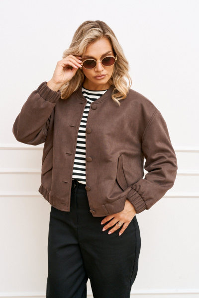 Демисезонный женский бомбер из замши и вискозы с воротником-стойкой AMUARt 1025 мокко - фото 5