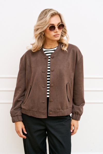 Демисезонный женский бомбер из замши и вискозы с воротником-стойкой AMUARt 1025 мокко - фото 4