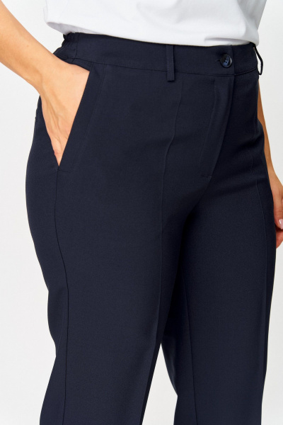 Синие классические брюки с стрелками и карманами БелЭльСтиль 596-2_79_22 темно-синий однотон - фото 4
