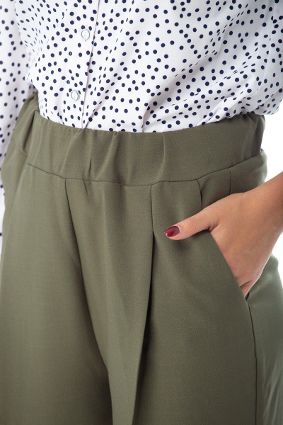 Брюки из текстиля с подкройными кокетками и потайной застежкой Anelli 895 хаки - фото 10