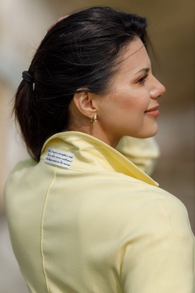 Плащ-жакет из джинсовой ткани с нашивками и карманами YFS 6702 лимонный - фото 6