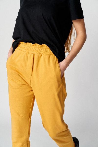 Демисезонные брюки из трикотажа и хлопка с резинкой Almirastyle 150 горчица - фото 3