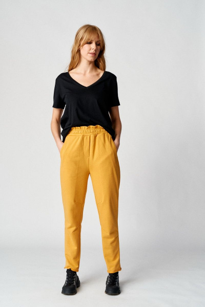 Демисезонные брюки из трикотажа и хлопка с резинкой Almirastyle 150 горчица - фото 4