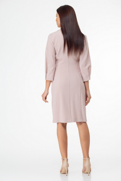 Элегантное демисезонное платье с рельефами и двубортной застежкой Anelli 990 пудра - фото 7