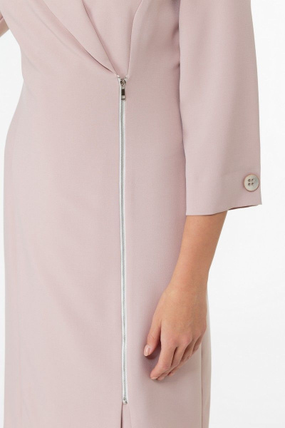 Элегантное демисезонное платье с рельефами и двубортной застежкой Anelli 990 пудра - фото 5