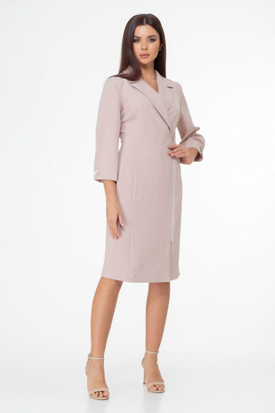 Элегантное демисезонное платье с рельефами и двубортной застежкой Anelli 990 пудра - фото 1