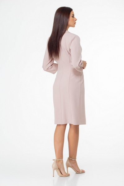 Элегантное демисезонное платье с рельефами и двубортной застежкой Anelli 990 пудра - фото 8