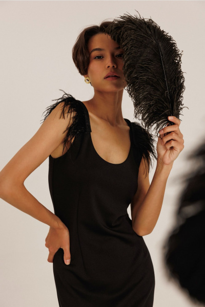 Платье из трикотажа с съемными перьями и шлифом назад DILIA 0787 черный - фото 4