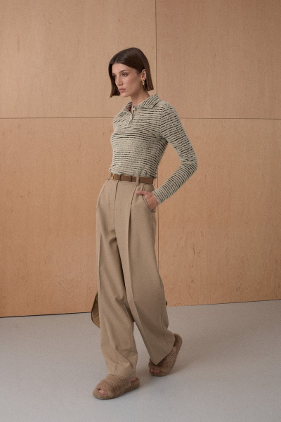 Демисезонные бежевые свободные брюки из костюмной ткани Mixan 3046 - фото 2