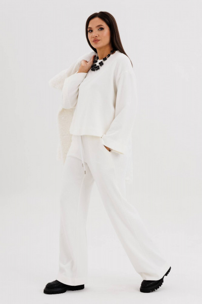 Белый спортивный костюм из эффектного трикотажа вельвета Fantazia Mod 5048 - фото 4