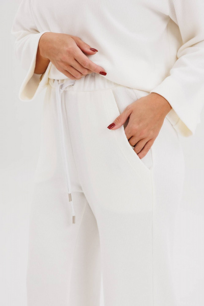 Белый спортивный костюм из эффектного трикотажа вельвета Fantazia Mod 5048 - фото 3