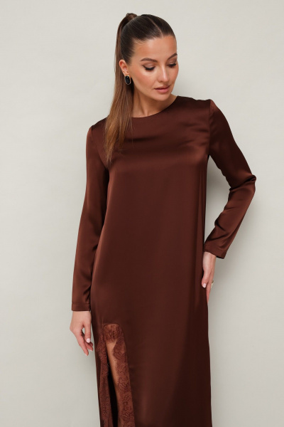Коричневое платье с разрезом и кружевной отделкой PUR PUR 11-329/1 - фото 4