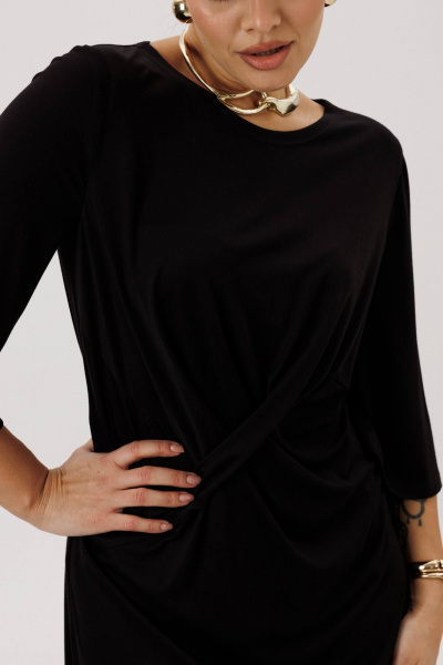 Черное платье с драпировкой и эффектным вырезом нарядное Fantazia Mod 4970 - фото 4