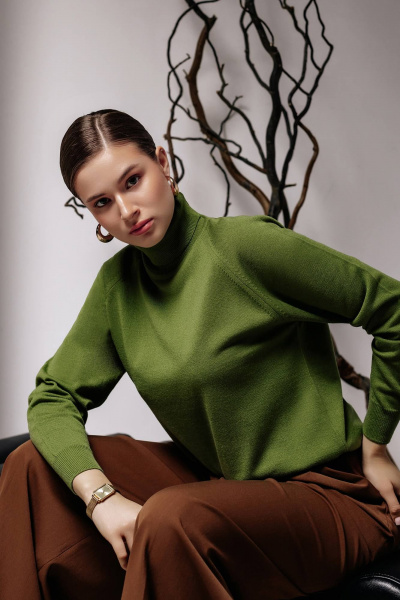 Демисезонный трикотажный зеленый свитер с высоким воротником Полесье С3433-17 7С1582-Д43 170,176 васаби - фото 2
