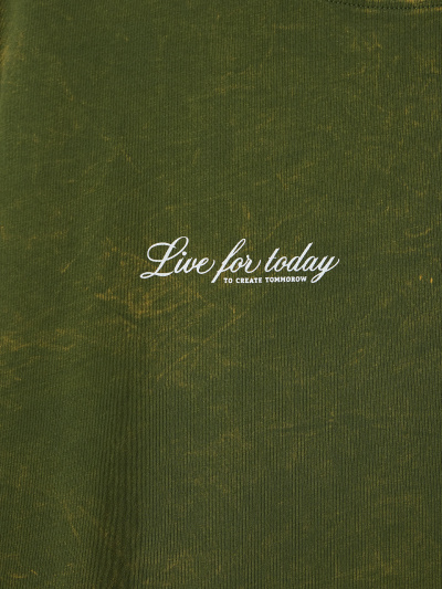 Футболка Mark Formelle 111883/25-ОБР5436П-0 ACID_WASH_т.зеленый_печать_009.2_Эйсид_1_сл_на_по - фото 3