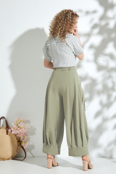 Комплект из блузона и брюк с заложенными складками и карманами Euromoda 343-1 - фото 2