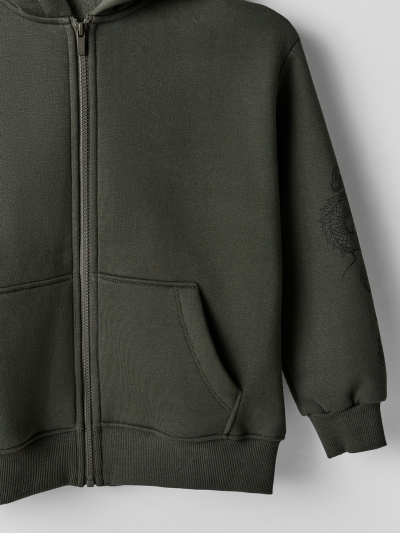 Толстовка Mark Formelle 363332/1/25Е-42070П-7П т.хаки_печать1_2_сл_на_ЛВ_рук_2сл_на_ПР_рук - фото 4