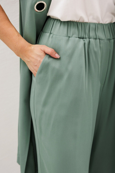 Зеленый укороченный костюм с жилетом и брюками Fantazia Mod 4787 - фото 4