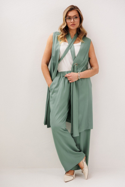 Зеленый укороченный костюм с жилетом и брюками Fantazia Mod 4787 - фото 1