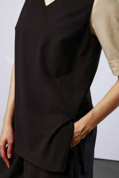Черный жилет из текстиля с V-образным вырезом и разрезами Femme & Devur 70685 1.3F(170) - фото 6