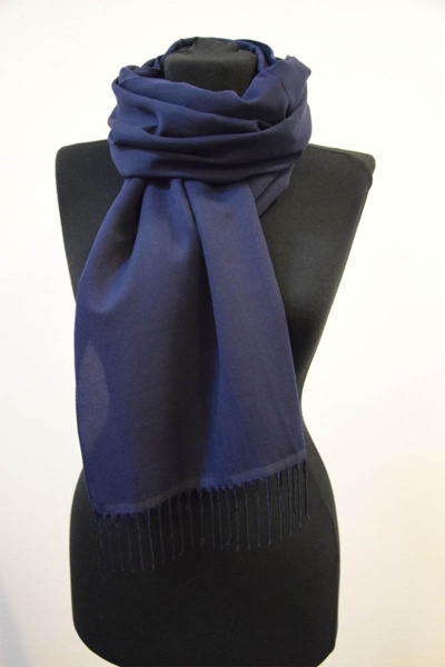 Круглогодичный шарф однотонный с кистями темно-синий TrendCorner 2-1-51-310 67 - фото 1