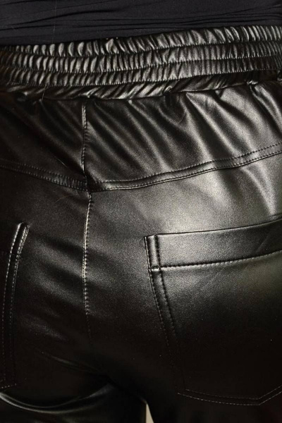 Брюки из экокожи с высоким поясом и зауженным к низу кройом Needle 458/5 - фото 6