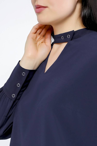 Блузка классическая с фигурной линией низа и стойкой La rouge 61281 темно-синий - фото 3