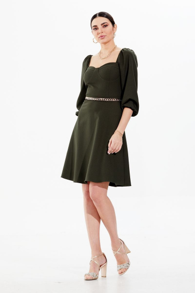 Платье мини из крепа с объемными рукавами и поясом с цепью Condra 4348 темный_оливковый - фото 9