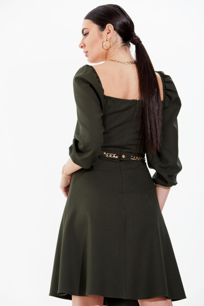 Платье мини из крепа с объемными рукавами и поясом с цепью Condra 4348 темный_оливковый - фото 8
