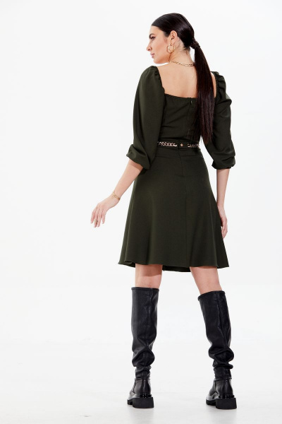 Платье мини из крепа с объемными рукавами и поясом с цепью Condra 4348 темный_оливковый - фото 7