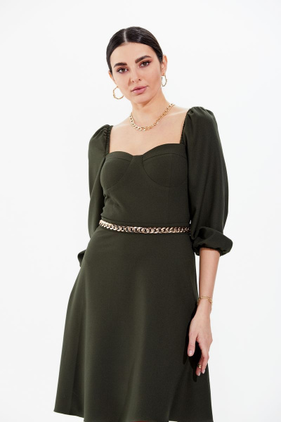 Платье мини из крепа с объемными рукавами и поясом с цепью Condra 4348 темный_оливковый - фото 6