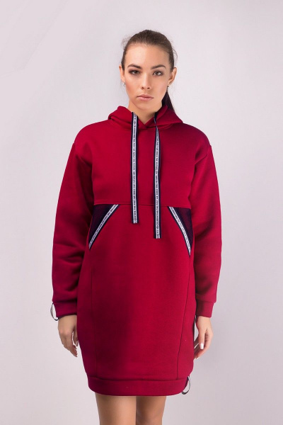 Трикотажное платье с карманами и капюшоном Verally 445-1 брусника - фото 1