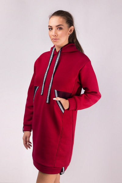 Трикотажное платье с карманами и капюшоном Verally 445-1 брусника - фото 2