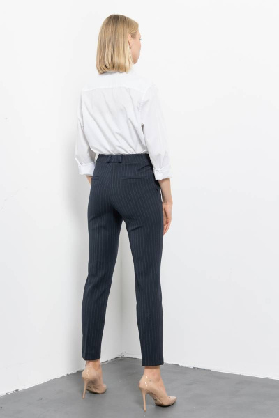 Классические зауженные брюки с ремешком и складками Domna 12104 темно-синий_полоска - фото 3