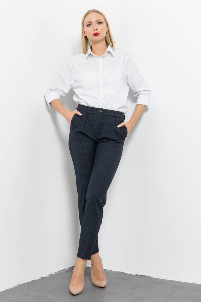 Классические зауженные брюки с ремешком и складками Domna 12104 темно-синий_полоска - фото 2