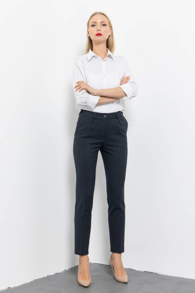 Классические зауженные брюки с ремешком и складками Domna 12104 темно-синий_полоска - фото 5
