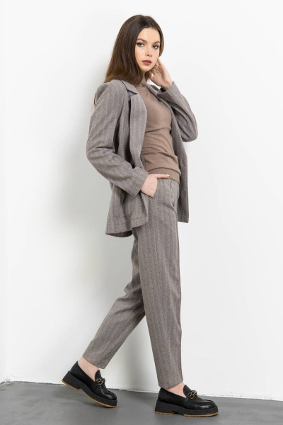 Женский костюм свободного кроя жакет и кэррот брюки Domna 16077 коричневый - фото 7