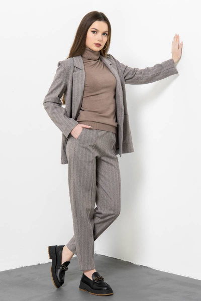 Женский костюм свободного кроя жакет и кэррот брюки Domna 16077 коричневый - фото 6