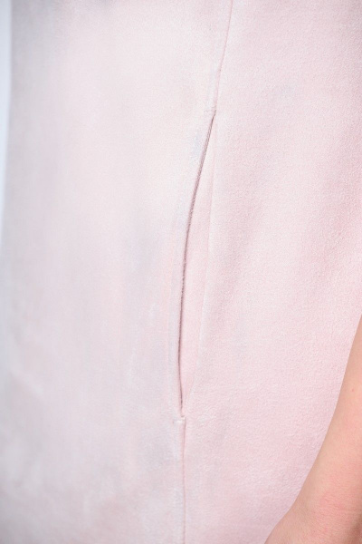 Платье из замшевого текстиля с карманами и короткими рукавами демисезонное Anelli 551 пудра - фото 5