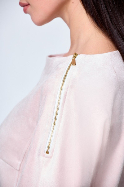 Платье из замшевого текстиля с карманами и короткими рукавами демисезонное Anelli 551 пудра - фото 4