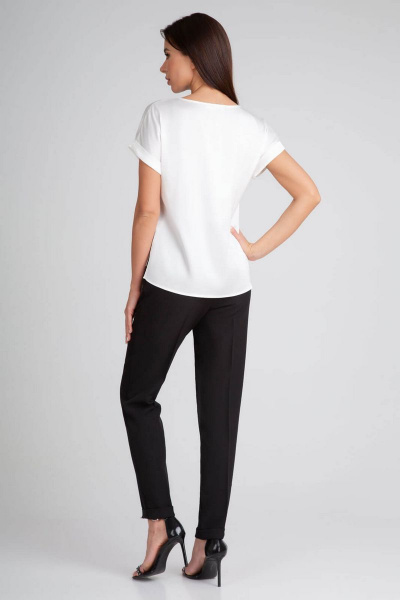 Белая деловая блуза из текстиля с овальным вырезом и складками IVARI 402 молочный - фото 5