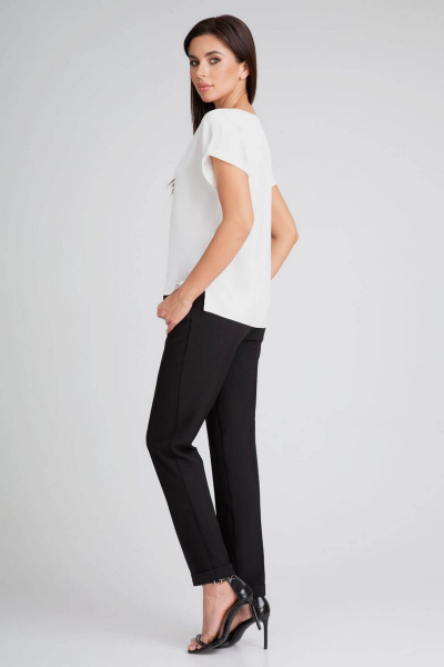 Белая деловая блуза из текстиля с овальным вырезом и складками IVARI 402 молочный - фото 4