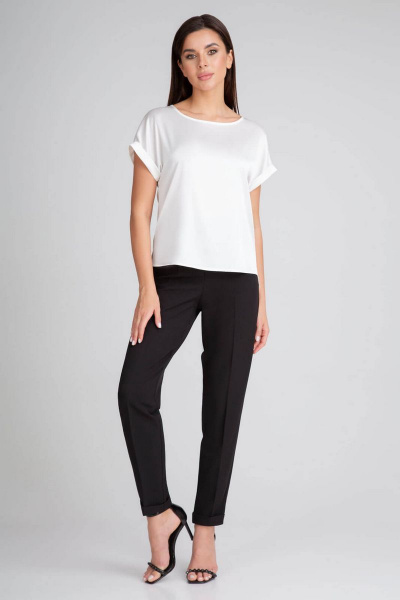 Белая деловая блуза из текстиля с овальным вырезом и складками IVARI 402 молочный - фото 3