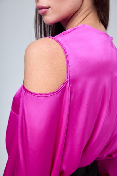 Прямая блуза с разрезами и открытым плечом, с кокетливыми деталями Anelli 1218 малина - фото 9