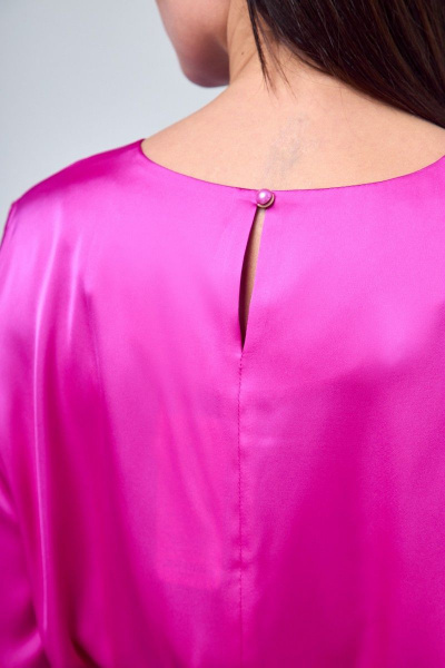Прямая блуза с разрезами и открытым плечом, с кокетливыми деталями Anelli 1218 малина - фото 8