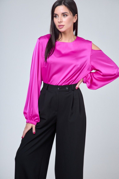 Прямая блуза с разрезами и открытым плечом, с кокетливыми деталями Anelli 1218 малина - фото 7