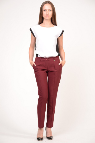 Женские классические зауженные брюки с ремешком и карманами Domna 12062 бордовый - фото 2