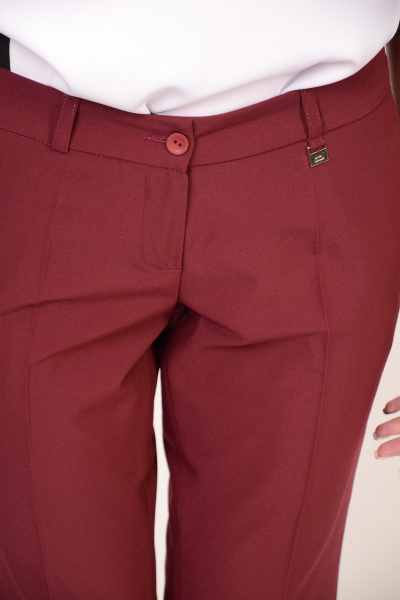Женские классические зауженные брюки с ремешком и карманами Domna 12062 бордовый - фото 5