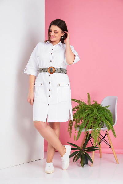 Демисезонное джинсовое платье с рельефами, карманами и ремнем Ивелта плюс 1740 белый-джинс - фото 3