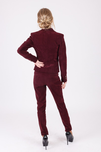 Костюм из текстиля с укороченным пиджаком и зауженными брюками Domna 16003 бордовый - фото 3